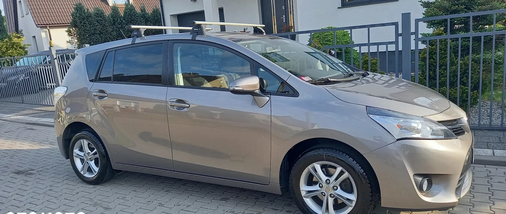 Toyota Verso cena 59990 przebieg: 74474, rok produkcji 2015 z Gliwice małe 211